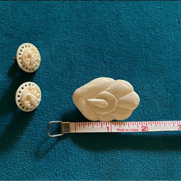 Vintage Hand Carved Jewelry Set Celluloid Brooch and Screw Back Earrings c1940s - Picture 8 of 8